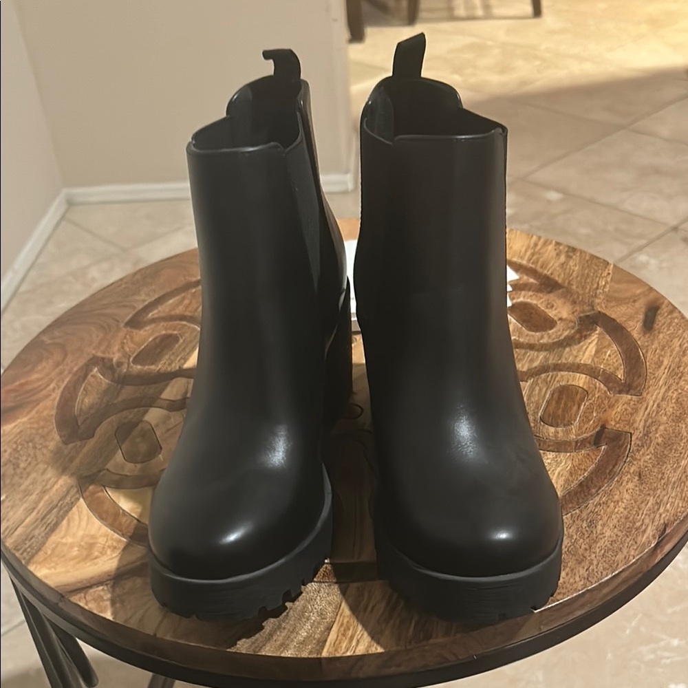 Soda Black Chelsea Ankle Boots with Elastic Panels